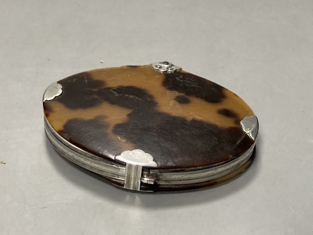 A Georgian tortoiseshell and white metal mounted oval magnifying glass, 86mm(a.f.).